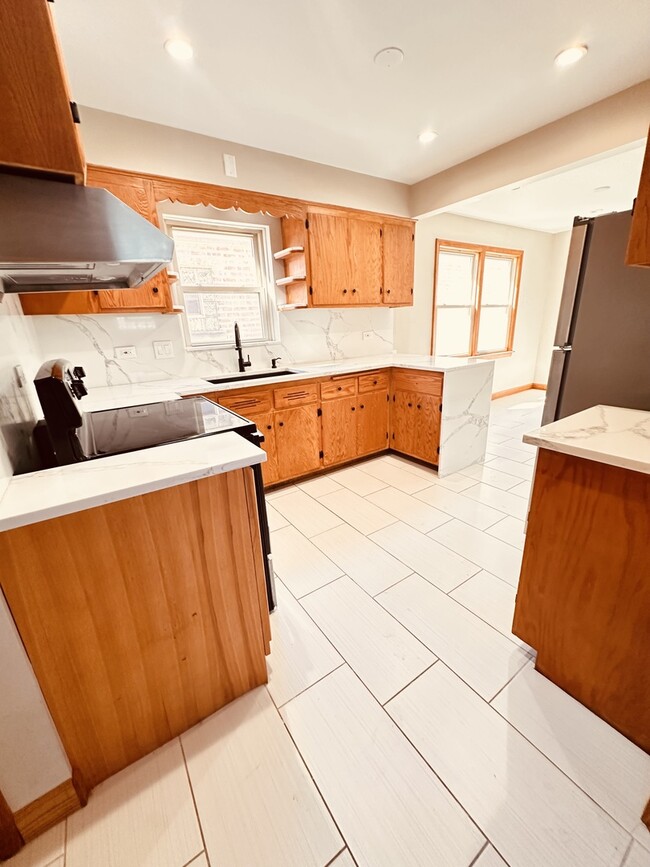 Building Photo - 2823 W 71st St