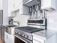 Building Photo - 819 S Wells St