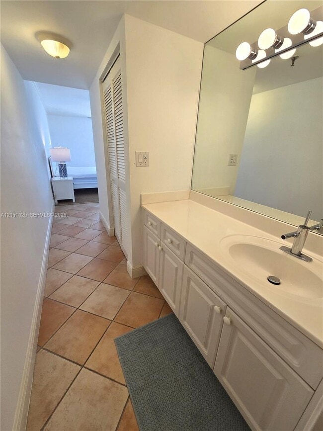 Building Photo - 2625 Collins Ave