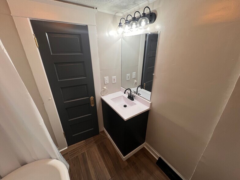 Building Photo - 1410 Center St