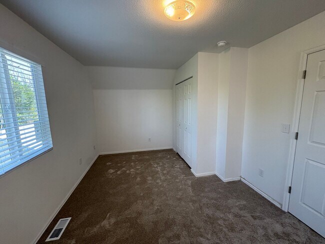 Building Photo - Fully Renovated 3 Bed 2.5 Bath Townhome w/ 1 Car Garage & Yard!