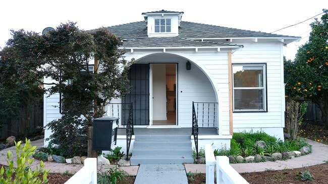 Building Photo - 509 Coronel Pl