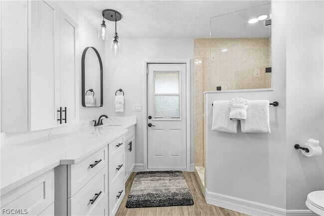 Building Photo - 428 SW 37th St