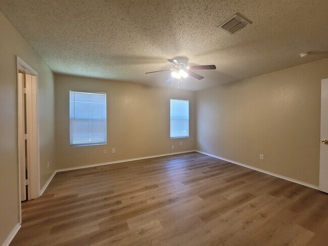 Building Photo - Very Spacious 4/2.5 in Parkview Hills & Ea...
