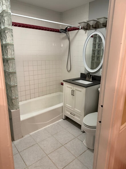 Building Photo - 705 Pine St