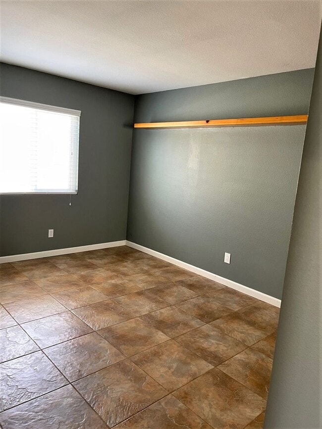 Building Photo - 3+ bedroom, 2 bath pool and spa home