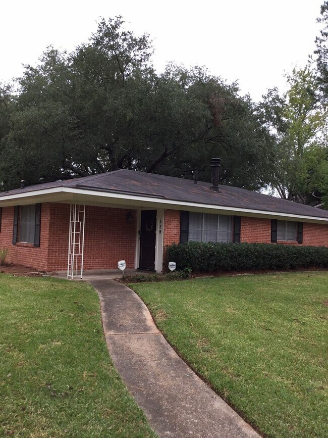 *BROADMOOR TERRACE*CORNER LOT*UPDATED HOME... 529 Yolanda Ln