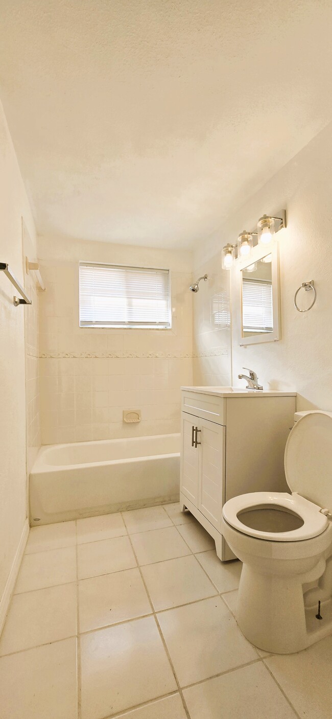 Building Photo - 2136 Bouyer St