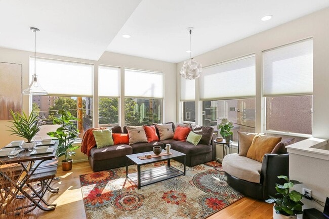 Building Photo - City View Haven: Modern 2-Bed Townhome in ...