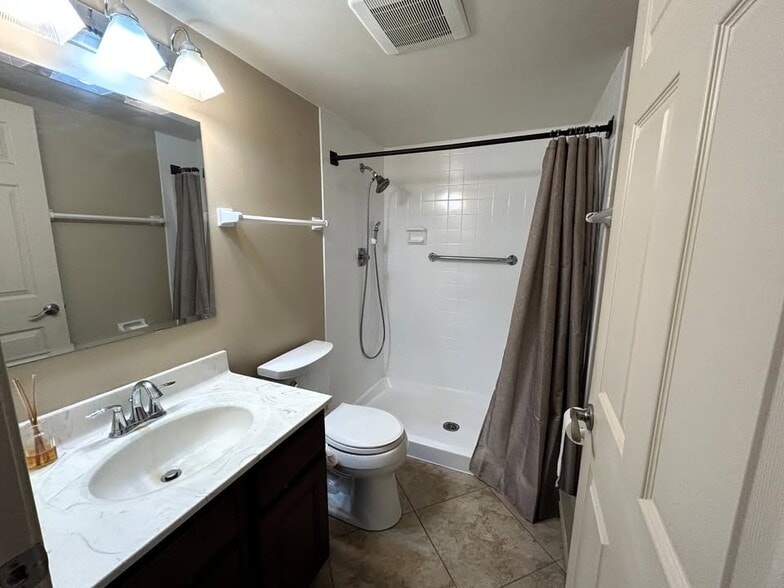 Bathroom attached with Master Bedroom - 1818 E Shorewood Blvd