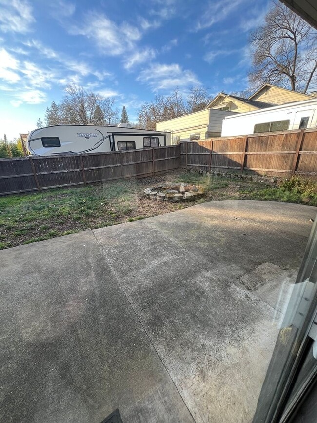 Building Photo - 3BED2BATH - GARAGE, DRIVEWAY, LARGE YARD, WASHER/DRYER HOOKUPS, BEAUTIFUL NEIGHBORHOOD