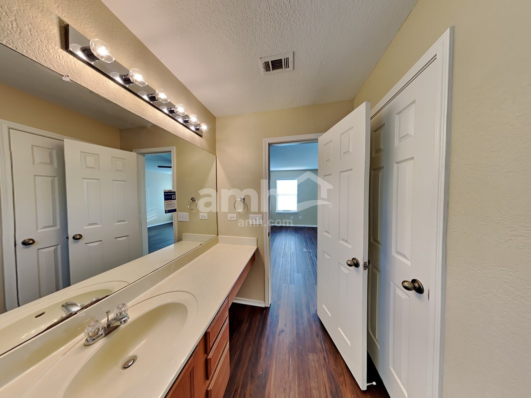 Building Photo - 523 Cormorant