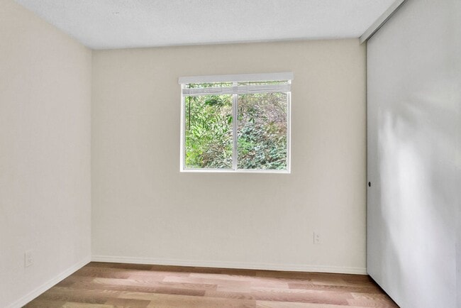 Building Photo - Great three bedroom/two bath single level corner townhome in UTC!