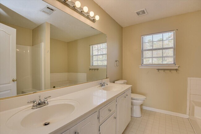 Building Photo - 2102 Howard Mill Rd