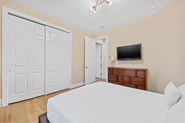 Building Photo - 9571 Eden Roc Ct