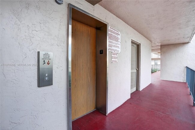 Building Photo - 2821 Somerset Dr