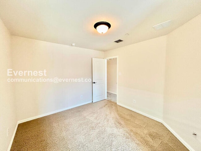 Building Photo - 3 Bed/2.5 Bath Townhome with Garage / Pet-Friendly / Vouchers Accepted / Available Now!