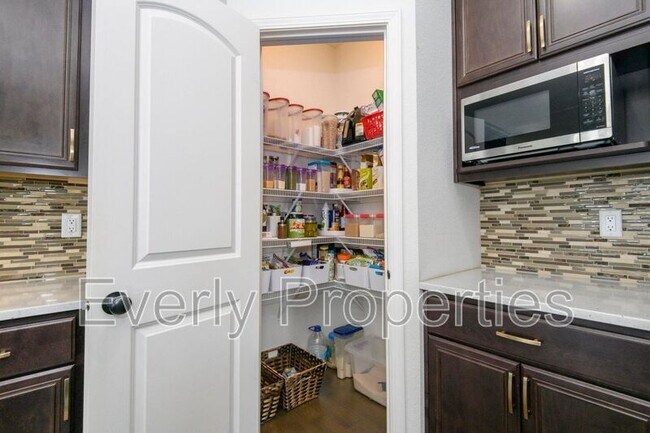Building Photo - W242N5663 Simona Dr