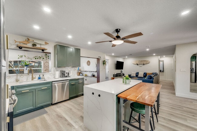 Building Photo - 415 N Shore Dr