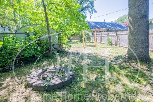 Building Photo - Great One Bedroom Home in a Natural Setting