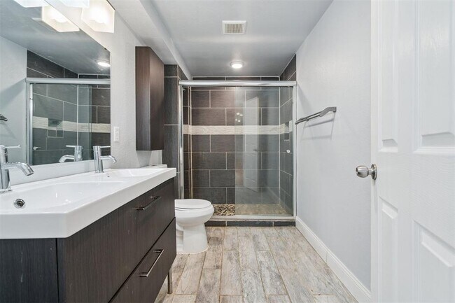 Building Photo - 4705 N Miller Ave