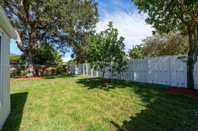 Building Photo - 1121 SW 18th Ct