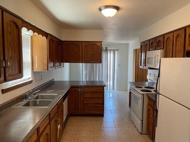 Building Photo - 2101 White Cloud St NE