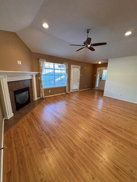 Building Photo - 4230 Green Meadow Dr