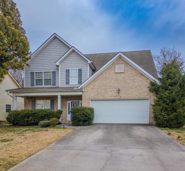 Building Photo - Knoxville 37931 - 4 bedroom 2.5 bath - call Ryan Fogarty 865-333-4840