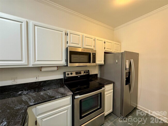 Building Photo - 18009 Kings Point Dr