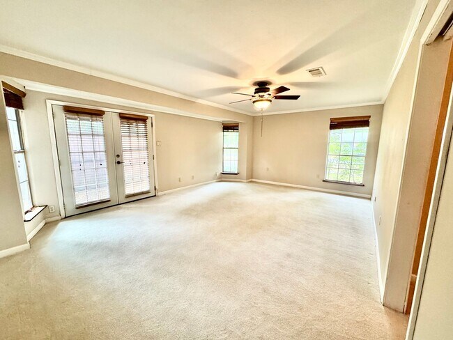 Building Photo - Spacious 3BR Home in Broadmoor | Huge Backyard + Gated Driveway