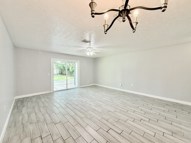 Building Photo - 1337 Eagleview Dr