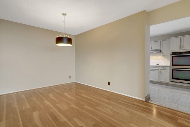 Building Photo - 307 Yoakum Pkwy