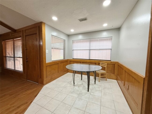 Building Photo - 9002 Sabastian Dr