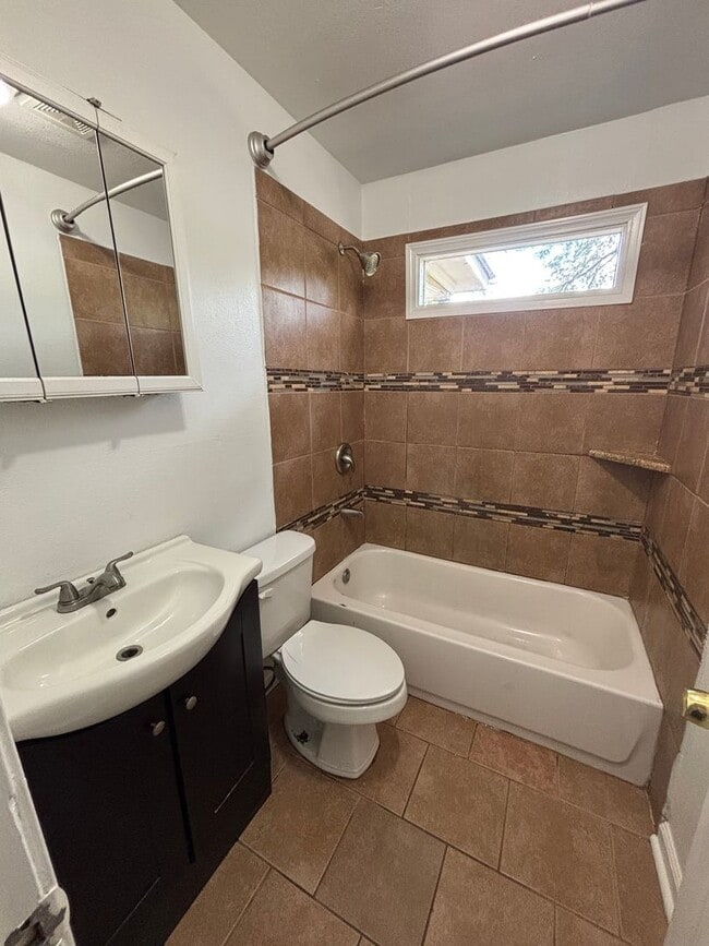 Building Photo - 3 bedroom- 1 bath!