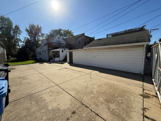 Building Photo - 4844 W Montrose Ave