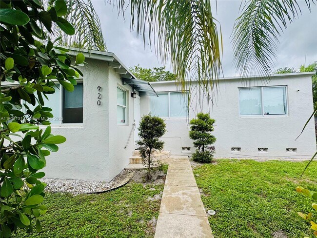 Building Photo - 920 N 26th Ave