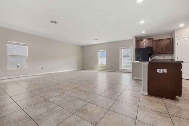 Building Photo - "Spacious 5-Bedroom Retreat in Tampa with 2.5 Baths and 2,215 Sq Ft of Comfort!"