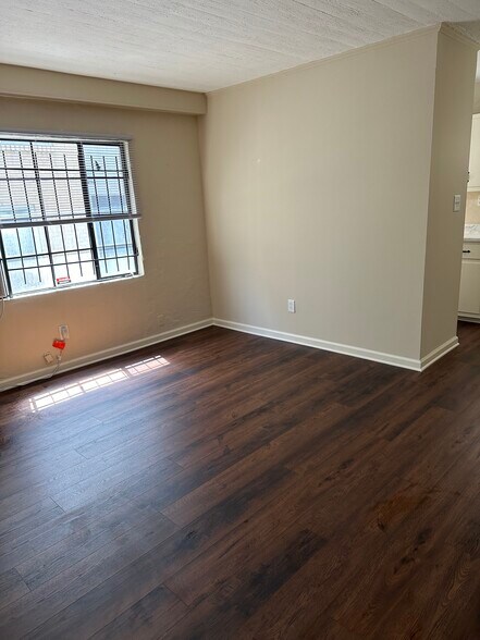 Building Photo - 668 Linwood Ave NE