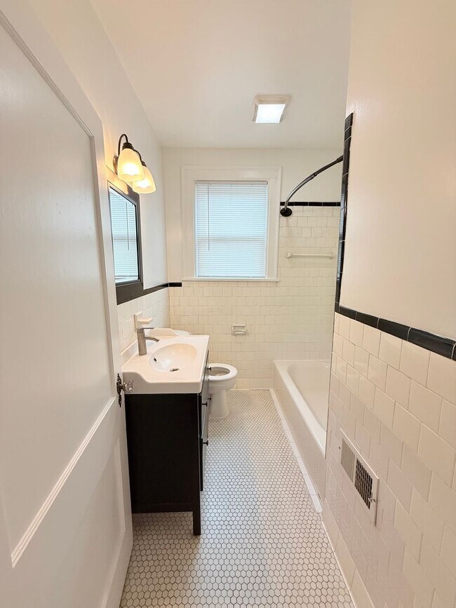 Building Photo - Spacious 2BR/1BA downstairs apartment in 2...