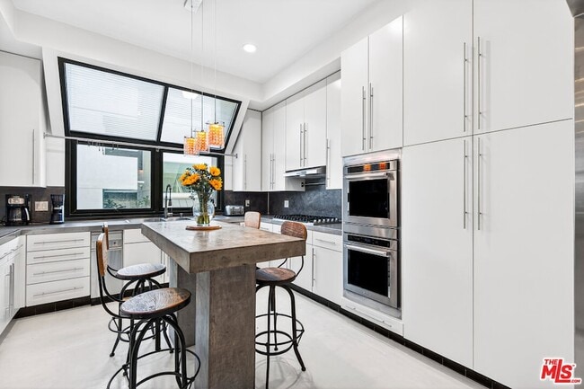 Building Photo - 11 Voyage St