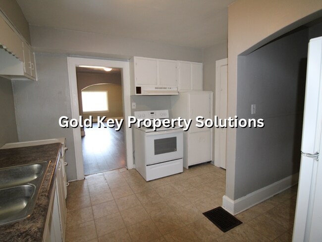 Building Photo - Spacious 2 BR 1 BA House with Dining Room ...