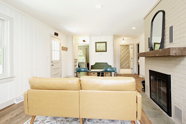 Building Photo - Updated Keswick Cottage on Over 7 Acres