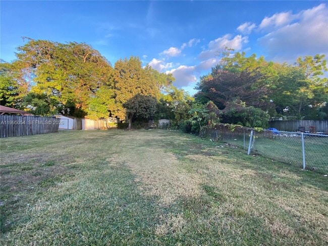 Building Photo - 2833 SW 38th Ave