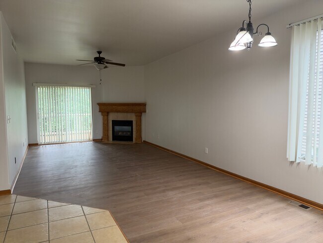 Building Photo - 612 Queens Ct