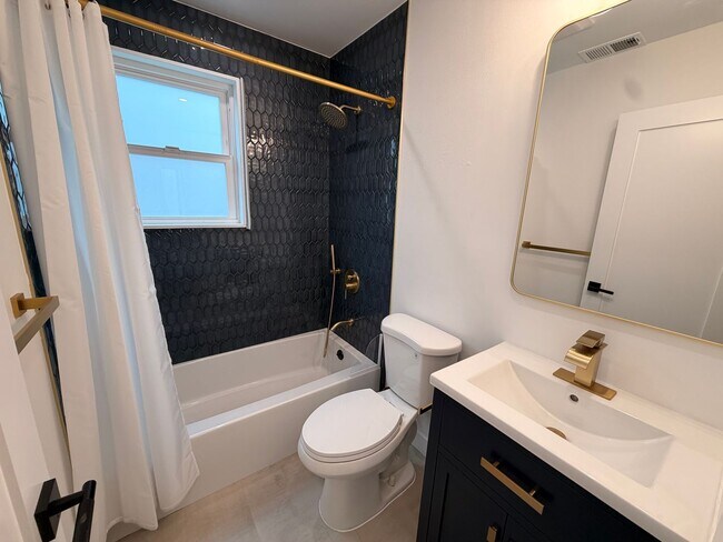 Building Photo - Spacious 4 Bedroom/2Bathroom Home in South San Francisco!