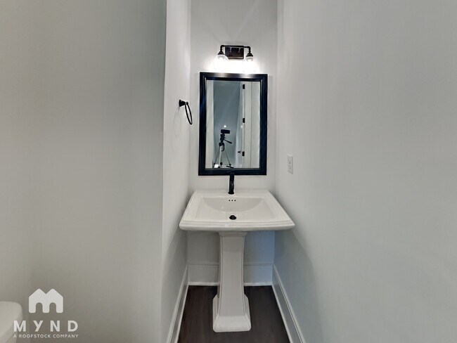 Building Photo - 828 S Columbia Dr