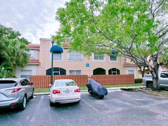 Building Photo - 549 Racquet Club Rd