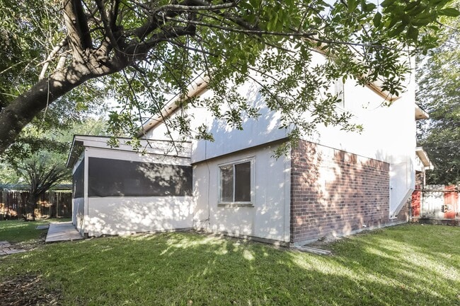 Building Photo - 19931 Arrowsmith Dr
