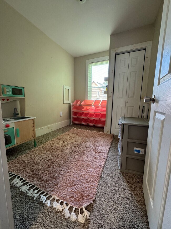 Building Photo - 3 Bedroom Townhose